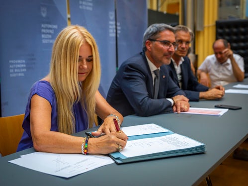 Landeshauptmann Kompatscher (2.v.l.) signalisierte die Bereitschaft, nach diesem ersten Schritt sofort weiter zu verhandeln. Für die Landesagentur für die Gewerkschaftsbeziehungen&nbsp;unterzeichneten (v.l.) Brunhild Pircher, Vorsitzender Hermann Troger, Domenico Laratta (verdeckt). Mit am Tisch Albrecht Matzneller, Direktor der Abteilung Personal. (Foto: LPA/Fabio Brucculeri)