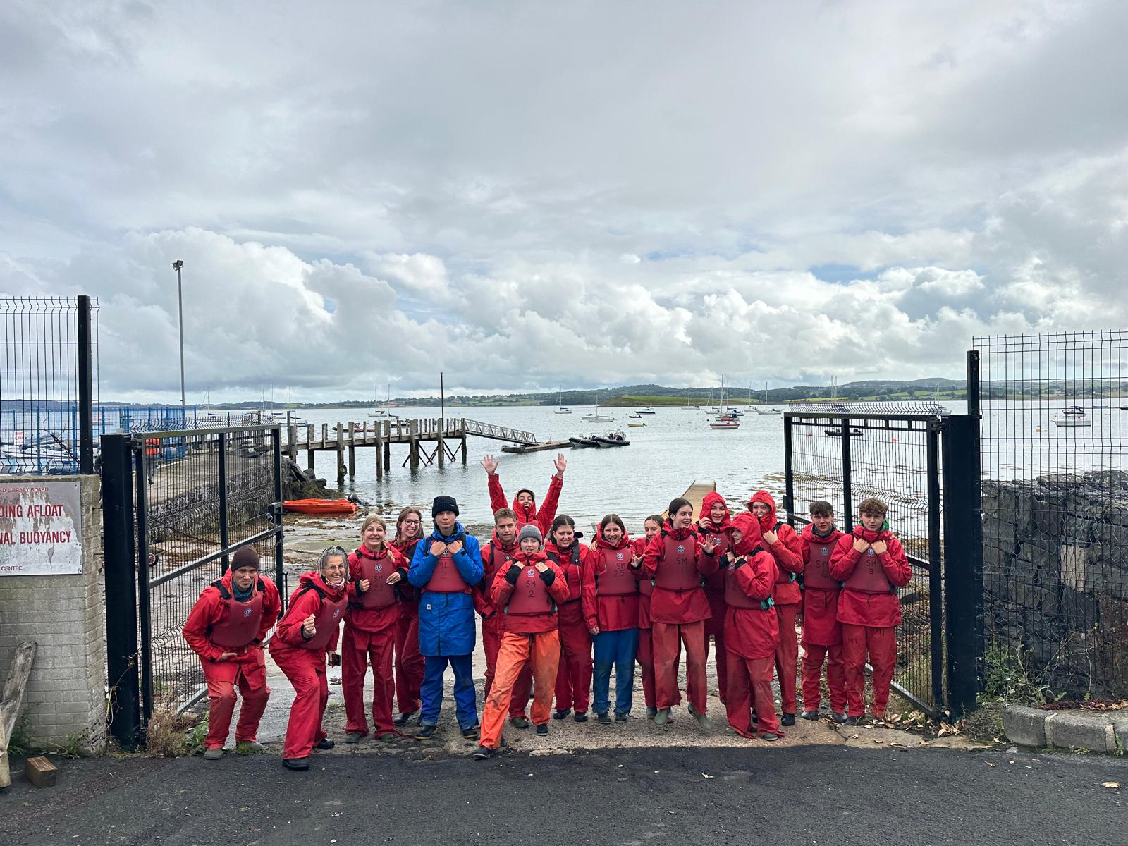 Erfolgreicher Jugendaustausch zwischen Südtirol und Belfast: Das Bild zeigt die Teilnehmerinnen und Teilnehmer am Belfast Lough, einem Meeresarm der irischen See. (Foto: LPA/Landesamt für Jugendarbeit/Sarah Lazzari, Helga Tinkhauser, Benjamin Schlesier)