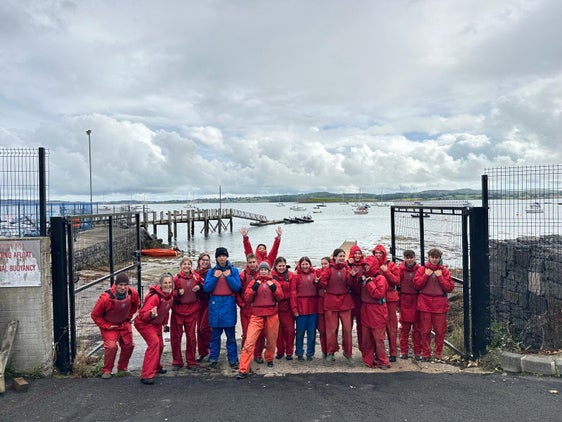 Erfolgreicher Jugendaustausch zwischen Südtirol und Belfast: Das Bild zeigt die Teilnehmerinnen und Teilnehmer am Belfast Lough, einem Meeresarm der irischen See. (Foto: LPA/Landesamt für Jugendarbeit/Sarah Lazzari, Helga Tinkhauser, Benjamin Schlesier)