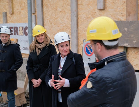 Lavorare congiuntamente per garantire l'edilizia sociale anche a Brunico: nella foto (da sinistra) Thomas Ausserhofer (Unionbau), Francesca Tosolini (Ipes), l'assessora provinciale Ulli Mair e il sindaco Roland Griessmair. (Foto: ASP/Lukas Forer)