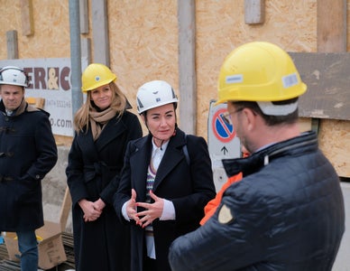 Verwirklichen gemeinsam sozialen Wohnraum in Bruneck: (v. l.) Thomas Ausserhofer (Unionbau), Francesca Tosolini (Wobi), Landesrätin Ulli Mair und Bürgermeister Roland Griessmair. (Foto: LPA/Lukas Forer)
