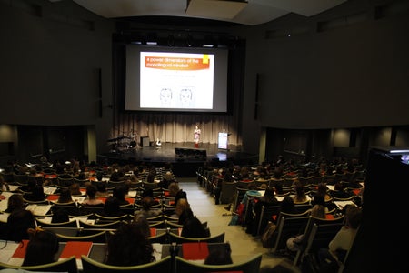 Über 250 Englisch-Lehrpersonen aus allen Schulen in Südtirol haben heute (17. November 2023) in Bozen an der Großtagung Forging New Paths teilgenommen. (Foto: LPA/Verena Hilber)