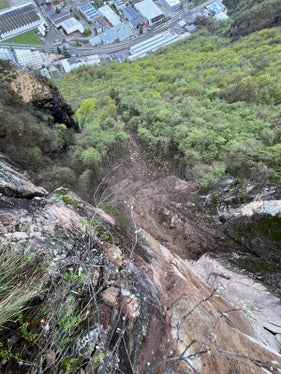 In Auer hatte sich aus der Felswand oberhalb der Industriezone ein großer Felsbrocken gelöst und war in ein Firmengebäude gestürzt. (Foto: LPA/Landesamt für Geologie und Baustoffprüfung)