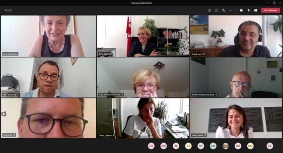 Der Familienbeirat des Landes unter Vorsitz von Landesrätin Deeg (2.v.l.) hat sich mit NISF-Vizepräsidentin Luisa Gnecchi (1.v.l.) über die staatliche Übergangsleistung "Assegno Ponte" ausgetauscht. (Foto: LPA/Carmen Kollmann)