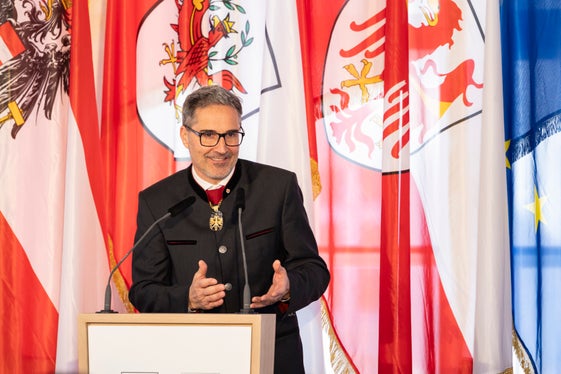 Il presidente della Provincia autonoma di Bolzano Arno Kompatscher ha sottolineato: “Questo impegno per la cultura e la tradizione, nonché per l'attività economica, l'impegno per i nostri valori unificanti e l'assistenza attiva ai più deboli della nostra società creano comunità e coesione. (Foto: Land Tirol/Die Fotografen) 