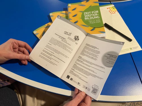 Die Broschüre liegt ab Ende Januar wieder in den Weiterbildungsorganisationen, Raiffeisenkassen, Bibliotheken und Landesämtern auf oder kann im Amt für Weiterbildung und Sprachen bestellt werden. Zudem gibt es unter www.provinz.bz.it/weiterbildung eine Online-Kursdatenbank. (Foto: LPA/Amt für Weiterbildung und Sprachen)