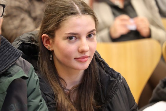 Sie ist mit ihrem Vater, ebenfalls Fischer, aus Olang nach Bozen gekommen: die 19-jährige Clara Zingerle hat ihre Urkunde für die bestandene Fischerprüfung erhalten. (Foto: LPA/Maja Clara)