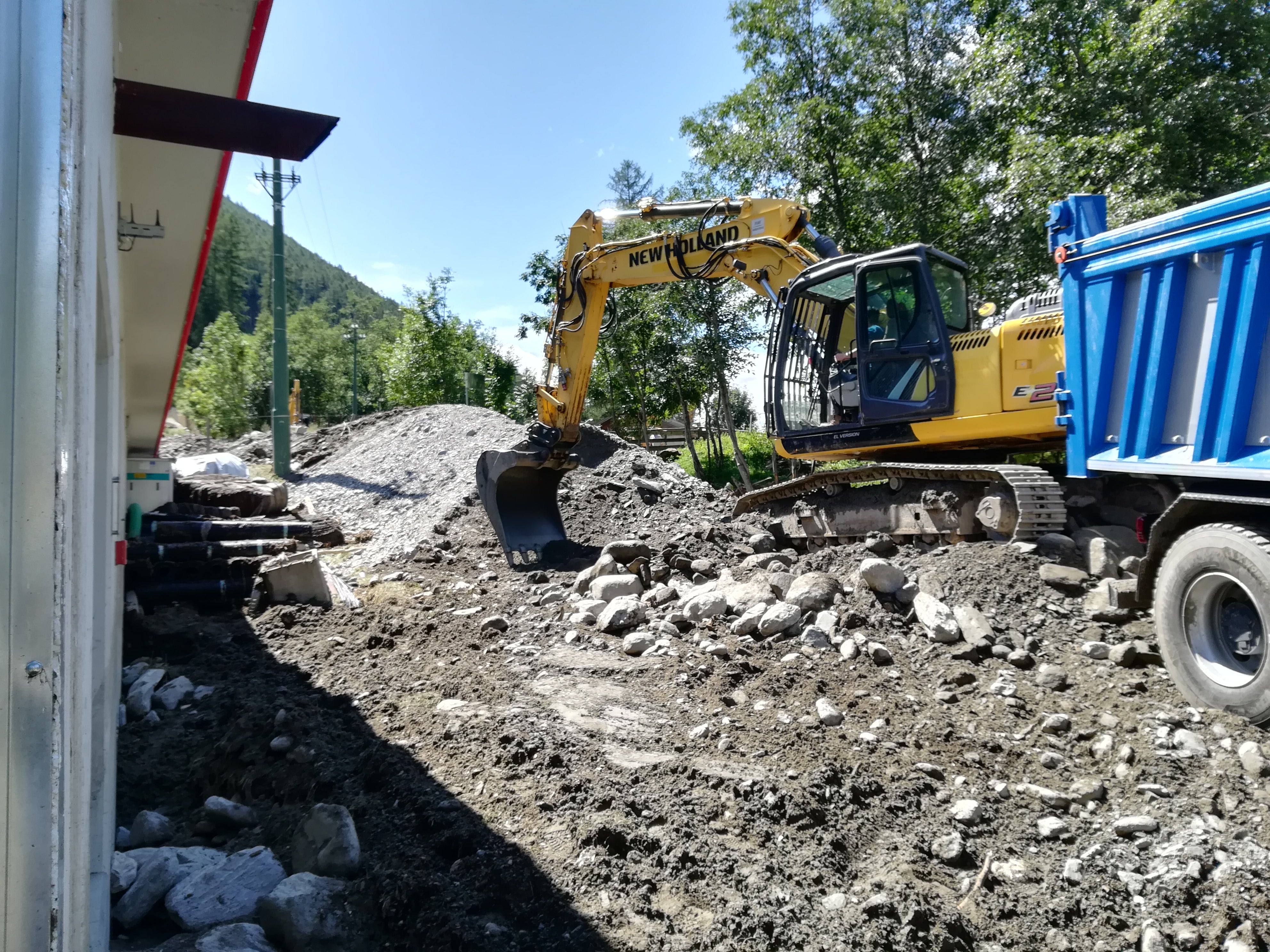 Grünes Licht der Landesregierung für das Preisverzeichnis für die Anmietung von Baumaschinen zur Durchführung von Arbeiten in Eigenregie der Agentur für Bevölkerungsschutz im Jahr 2022. Im Bild: Aufräumarbeiten am Kleinklausenbach im vergangenen Sommer. (Foto: LPA/Landesamt für Wildbach- und Lawinenverbauung Ost)