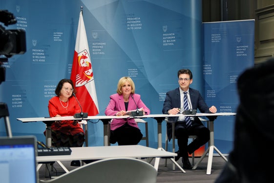 Haben Daten und Zahlen zu den Pflegeleistungen 2022 vorgestellt: (v. l.) Amtsdirketorin Brigitte Waldner, Landesrätin Waltraud Deeg und ASWE-Direktor Eugenio Bizzotto. (Foto: LPA/Greta Stuefer)