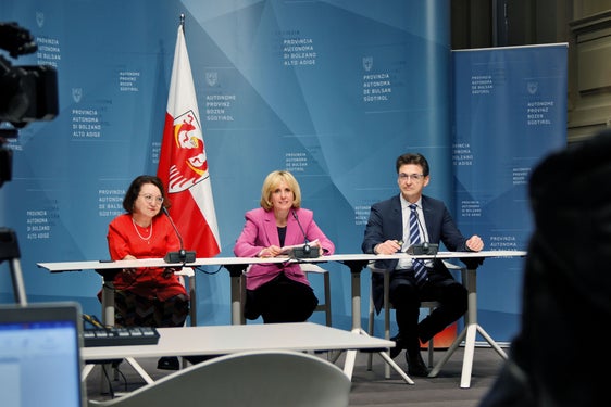 Sa sinistra: la direttrice Brigitte Waldner, l'assessora al sociale, Waltraud Deeg, e il direttore dell'ASSE, Eugenio Bizzotto. (Foto: ASP/Greta Stuefer)