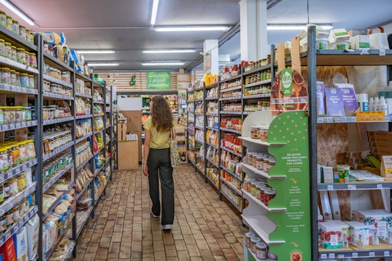 Das Biofachgeschäft GianniBio beschäftigt insgesamt drei Mitarbeitende mit Behinderungen. Firmeninhaber Andrea Paiarolo berichtet von durchwegs positiven Erfahrungen aus der Zusammenarbeit mit seinen Mitarbeitenden sowie mit den zuständigen Stellen im Land. (Foto: LPA/Greta Stuefer)