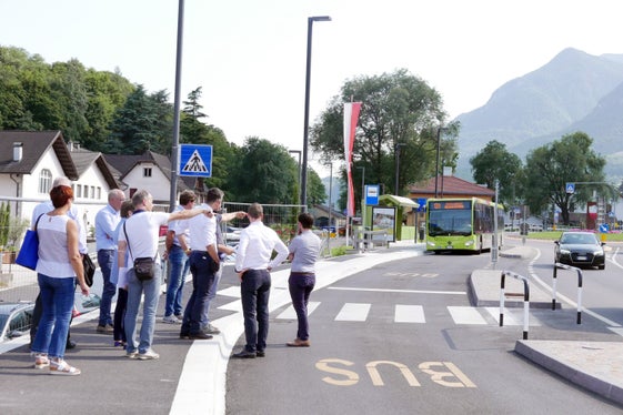 L'assessore alla mobilità, Daniel Alfreider, assieme alla sindaca di Caldaro, Gertrud Benin Bernard, altri rappresentanti del Comprensorio, il direttore della Ripartizione infrastrutture, Valentino Pagani, il direttore della Ripartizione mobilità, Martin Vallazza, ed i tecnici e progettisti hanno fatto un sopralluogo all'ex stazione ferroviaria di Caldaro ed in località Ganda di Sopra (Foto: ASP/Ingo Dejaco)