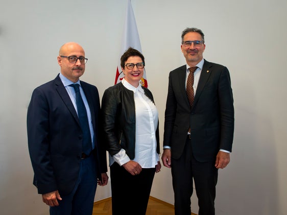 Die Spitze des Landesbeirats für Kommunikation, Präsidentin Judith Gögele und Vizepräsident Felice Espro (links), sprachen mit Landeshauptmann Arno Kompatscher (rechts) über die Entwicklung der Medien. (Foto: LPA/Fabio Brucculeri)