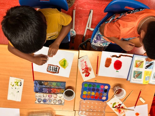 Die Sommerkurse bieten Schülerinnen und Schülern mit Migrationsgeschichte die Möglichkeit, ihre Deutsch- oder Italienischkenntnisse zu festigen und mehr Sicherheit im Schulalltag zu gewinnen. (Foto: LPA/Pädagogische Abteilung/Deutsche Bildungsdirektion/Landesamt für Beratung/Fabio Casati)