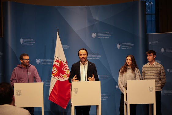 Insieme hanno presentato i prossimi passi per l'attuazione del Bilancio giovani: nella foto (da sinistra) Florian Pallua (Forum Prevenzione), l'assessore provinciale Philipp Achammer, Anna Maria Gamper e Justin Lang (Consiglio per i giovani del comune di Lagundo). (Foto: USP/Clara Masiero)