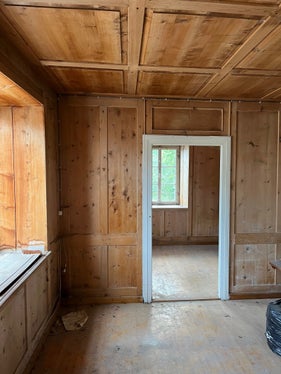 Innen verfügt das Hofer-Haus über eine hochwertige Ausstattung mit Fenstern, Türen, Böden und einer Stubentäfelung. (Foto: LPA/Landesdenkmalamt)