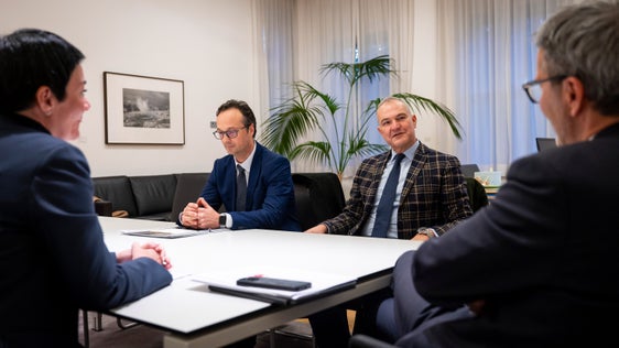 Landesrätin Ulli Mair (von links), Landeshauptmann Arno Kompatscher, der Leiter der Bahnpolizei Francesco Zunino und Inspektor Marco D'Artista tauschten sich über Sicherheit aus. (Foto: LPA/Fabio Brucculeri).
