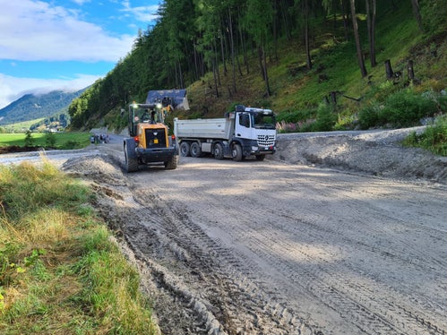 Auf der Staatsstraße auf den Reschenpass ist der Landesstraßendienst seit gestern im Einsatz, um die Straße von Geröll und Schlamm zu befreien. (Foto: LPA/Landesstraßendienst)