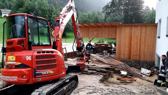 Die Berufsfeuerwehr hat gestern Abend die Entwicklung der Lage in Pflersch im Auge behalten und ist heute bei den Aufräumarbeiten im Einsatz. (Foto: Agentur für Bevölkerungsschutz/Berufsfeuerwehr)