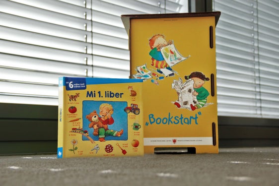 Por amplié l’oferta él gnü fat la traduziun dl liber "Mein erstes Wörterbuch" tl ladin badiot y tl ladin gherdëna. (Foto: USP/Greta Stuefer)