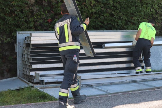 Die mobile Hochwasserschutzmauer kann in rund einer Viertelstunde bei der Unterführung vor der Etschbrücke aufgebaut werden; solange sie nicht gebraucht wird, werden die Bestandteile in der Nähe gelagert. (Foto: LPA/Maja Clara)