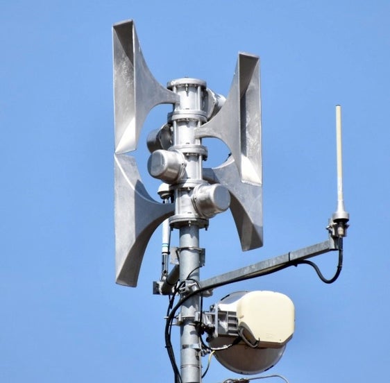 Kurz nach 10 Uhr, voraussichtlich gegen 10 nach 10, wird am Freitag, dem 13. Oktober, wieder der Zivilschutz-Probealarm mit allen 570 Sirenen in Südtirol durchgeführt; im Bild: Sirene in Andrian (Foto: LPA/Landesfeuerwehrverband/Diddi Osele)