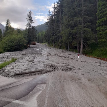 La strada per Solda è chiusa. Circa 500 metri cubi di materiale giacciono sulla strada in seguito a uno smottamento. I lavori di ripristino sono attualmente in corso. (Foto: ASP/Servizio strade della Provincia)