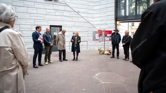 Avvicinare la cultura architettonica alle persone: questo è l’obiettivo della mostra presentata a Bolzano con (al centro, da sinistra) Dominik Holzer (Segretariato generale dell’Euregio), Daniel Bedin (direttore del Dipartimento Opere pubbliche, Valorizzazione del patrimonio, Libro fondiario e Catasto), Wendelin Weingartner (ex capitano del Tirolo e fondatore del premio) e Wittfrieda Mitterer (direttrice del Curatorium beni tecnici culturali) (Foto: USP/Fabio Brucculeri)