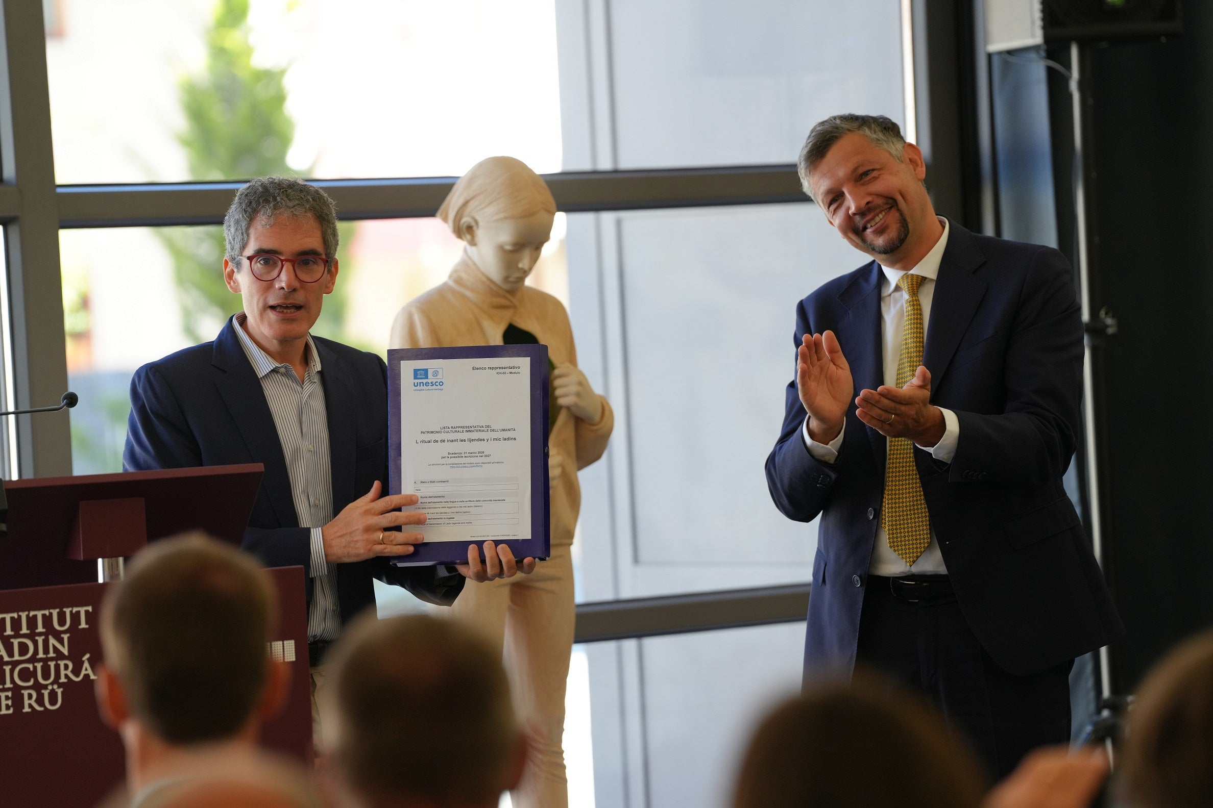 Le leggende ladine stanno per essere riconosciute come patrimonio culturale mondiale dell'Unesco: nella foto, il titolare della cattedra Unesco, il professor Luigi Petrillo dell'Università Unitelma Sapienza di Roma, con l'assessore provinciale Daniel Alfreider (Foto: USP/Direzione Istruzione e Cultura Ladina/Werner Pescosta)