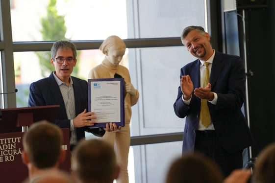 Die ladinischen Sagen sind auf dem Weg, als Unesco-Weltkulturerbe anerkannt zu werden: Im Bild der Inhaber des Unesco-Lehrstuhls Professor Luigi Petrillo von der Universität Unitelma Sapienza in Rom mit Landesrat Daniel Alfreider (Foto: LPA/Direktion Ladinische Bildung und Kultur/Werner Pescosta)