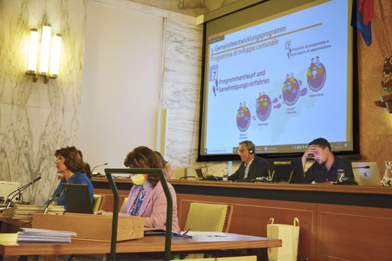 Das Treffen mit Landesrätin Hochgruber Kuenzer im Hinblick auf die Erarbeitung des Gemeindeentwicklungsprogramms gestern im Meraner Rathaus (Foto: LPA/Martina Garbin)
