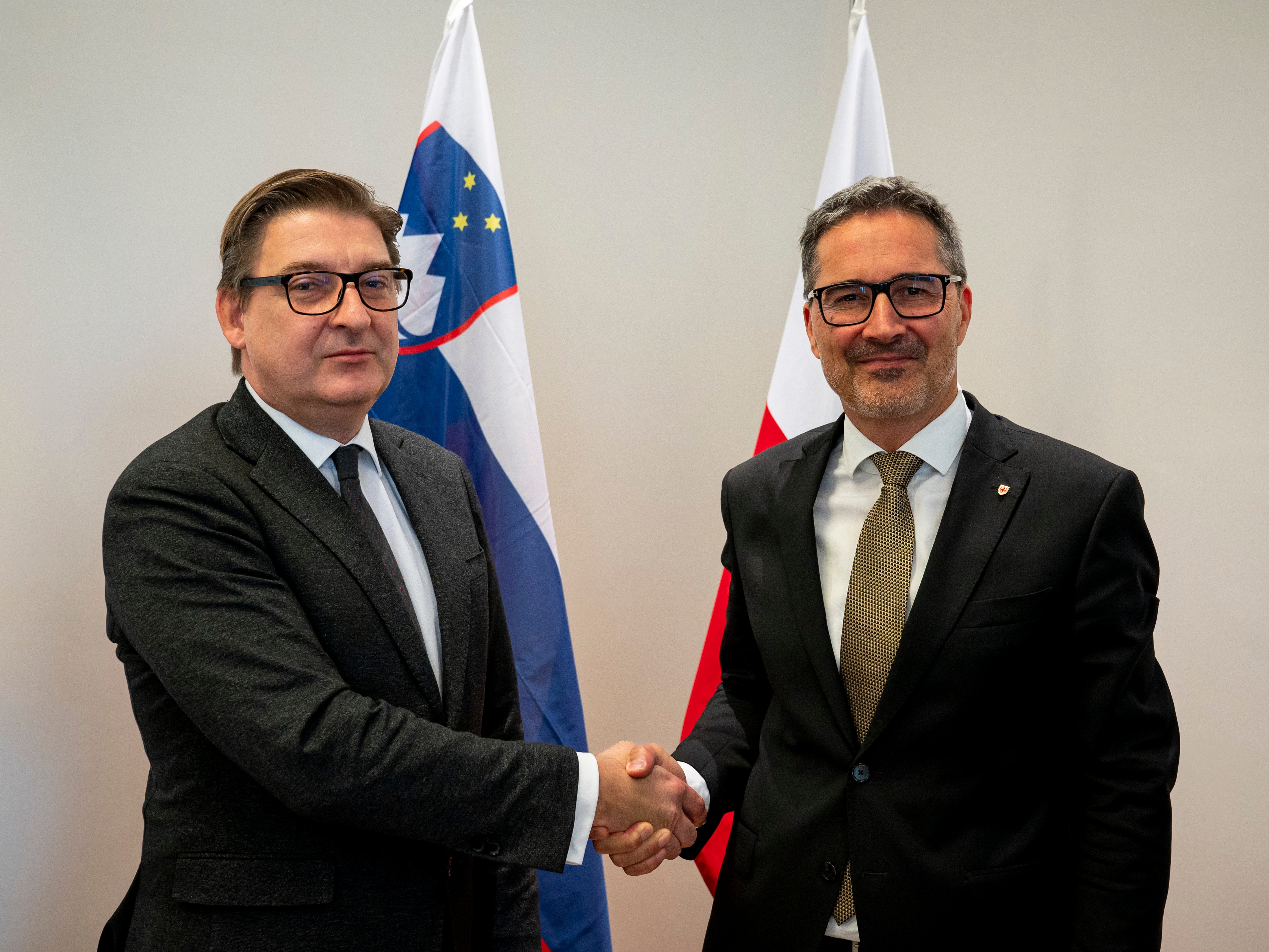 È stata un’ottima occasione per approfondire le relazioni di buon vicinato e confermare la collaborazione della Provincia autonoma di Bolzano con la Repubblica di Slovenia in diversi ambiti”, ha detto il presidente Kompatscher, stringendo la mano al console generale Gregor Šuc. (Foto: USP/Fabio Brucculeri)
