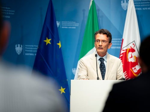 Schulamtsleiter Vincenzo Gullotta sprach von einem neuen Modell, das den Lebensraum als erweiterten Bildungsraum versteht und sich besonders an benachteiligte Schülerinnen und Schüler richtet:  „Einige Schulen haben bereits mit großer Begeisterung auf den Vorschlag reagiert.“ (Foto: LPA/Fabio Brucculeri)
