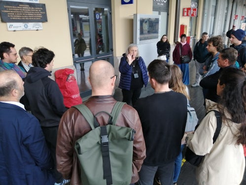 Delegazione dell’Ufficio Servizio giovani della Ripartizione cultura tedesca sul luogo dell’attentato del 2 agosto 1980 con la storica Cinzia Venturoli (Foto: USP/Agide Melloni)