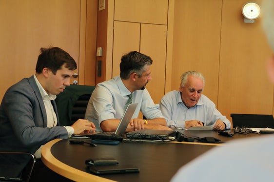 L'assessore Alfreider incontra una volta all'anno i rappresentanti dell'associazione “Amici della ferrovia” per uno scambio di idee. (Foto: ASP/Dipartimento Infrastrutture e Mobilità)