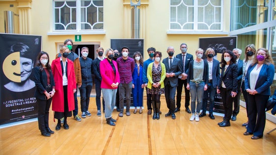 Numerosi i partner che sostengono la campagna contro l'odio in rete: qui in una foto di gruppo con il presidente Kompatscher. (Foto: ASP/Fabio Brucculeri)