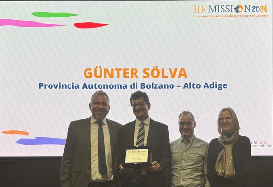 Die Landesverwaltung hat für ein umfassendes Weiterbildungsprojekt im Bereich Künstliche Intelligenz den Preis "Human Ressource Mission" der Vereinigung Associazione Italiana per la Direzione del Personale (AIDP) erhalten, im Bild (von links) Generaldirektor Alexander Steiner, der Direktor des Amtes für Personalentwicklung Günter Sölva, Peter Ratschiller (Mitarbeiter der Abteilung Informatik) und Margit Laimer (Mitarbeiterin des Amtes für Personalentwicklung). (Foto: LPA/Generaldirektion)