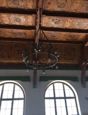 Particolarmente degna di essere conservata è la storica sala da pranzo dell'Hotel Posta, con le sue finestre ad arco, il soffitto in legno ed i lampadari in ferro battuto (Foto: ASP/Soprintendenza ai beni culturali)