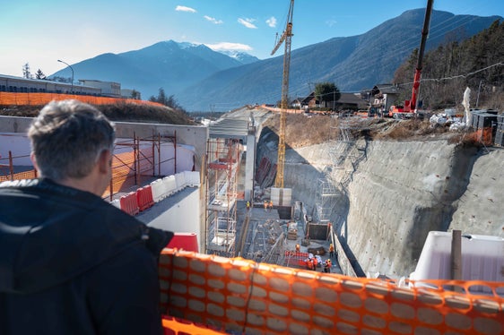 “Chi ha visto le fatiche quotidiane in cantiere da parte di operai e tecnici capisce quanto vale questa riapertura, rimarca l'assessore provinciale alle Infrastruttue e alla Mobilità, Daniel Alfreider che nella foto si trova a un sopralluogo nei pressi della rampa di Sonneck, riaperta in questi giorni. (Foto: USP/Greta Stuefer)