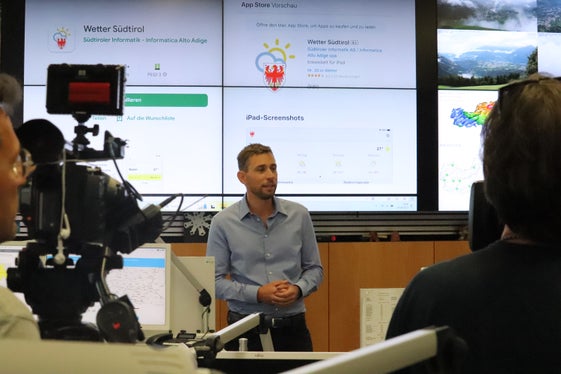 Wetter kann nun kleinräumiger und detaillierter eingesehen werden: Meteorologe bei der heutigen Pressekonferenz zur Vorstellung des Updates der Wetter-App. (Foto: LPA/Maja Clara)