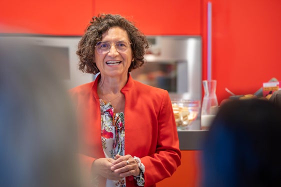 Die Fachärtzin für Hygiene und Präventivmedizin des Südtiroler Sanitätsbetriebes, Simona Nascetti, sprach über die Bedeutung der korrekten Lagerung von Lebensmitteln. (Foto: LPA/Greta Stuefer)