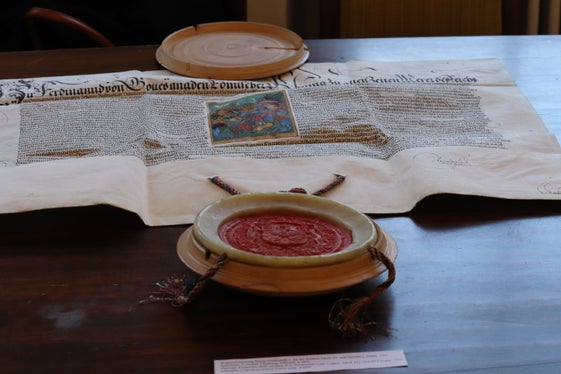 Kulturgut bei der Pressekonferenz: Wappenbesserung König Ferdinands I. für die Vettern Jakob VI. und Oswald I. Trapp aus dem Jahr 1555, Archiv Churburg (Foto: LPA/Maja Clara)