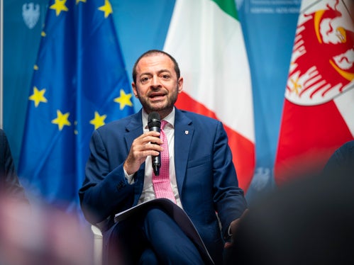 Für den Landesrat für italienische Bildung und Kultur, Marco Galateo,  liegt der Mehrwert darin, Fachleute, Institutionen, Gemeinden und junge Menschen miteinander zu vernetzen. (Foto: LPA/Fabio Brucculeri)