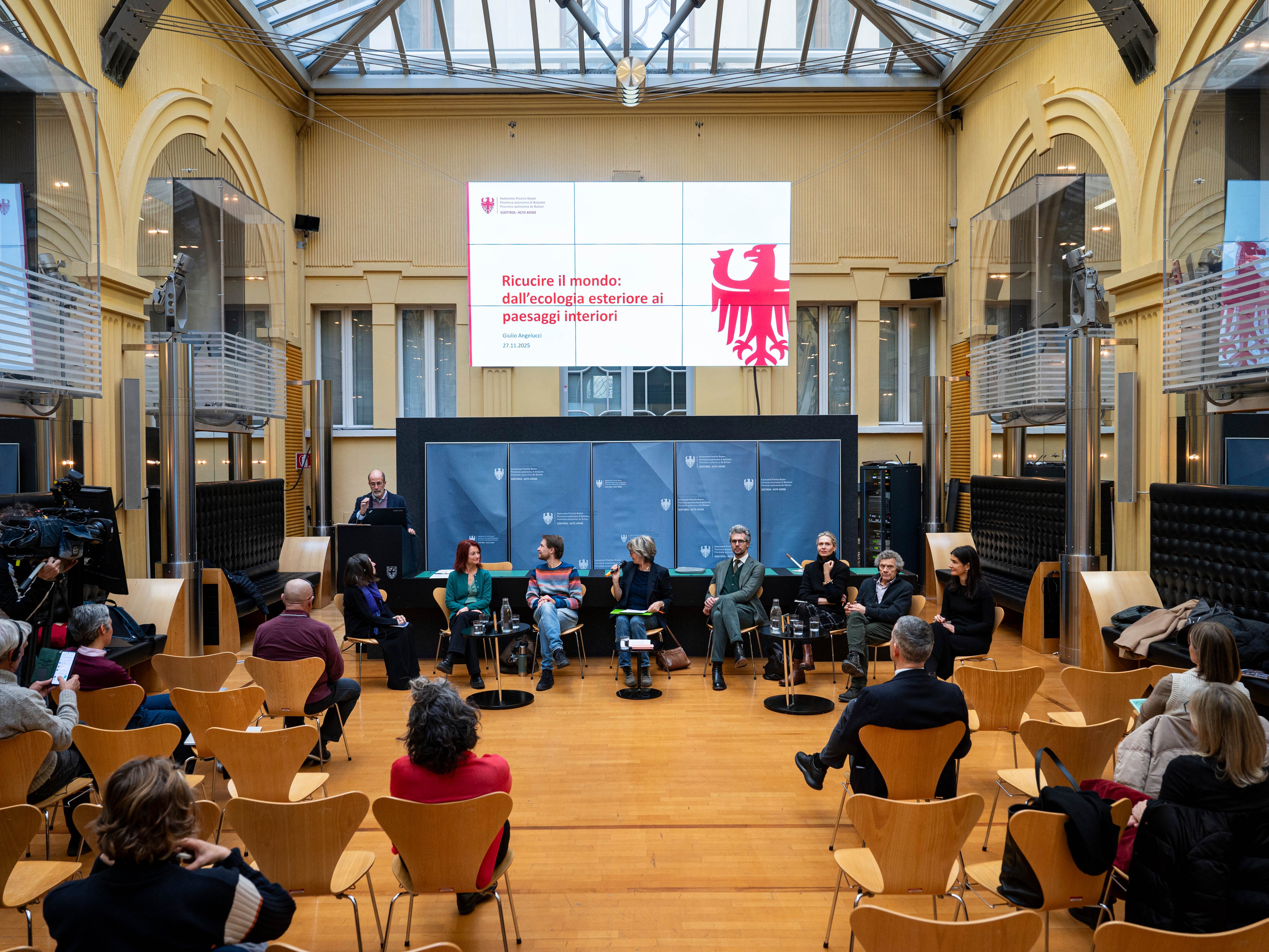Mit unserem Lebensstil und dessen Auswirkungen auf die Umwelt befasste sich die Tagung Konsumstrategien, die das Landesamt für Abfallwirtschaft unter der Leitung von Direktor Giulio Angelucci am 27. November in Bozen organisiert hat. (Foto: LPA/Fabio Brucculeri)