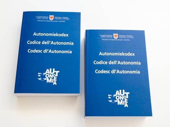 Das Generalsekretariat des Landes hat erstmals einen "Autonomiekodex" veröffentlicht, der die Rechtsquellen der Südtirol-Autonomie bündelt. (Foto: LPA/Fabio Brucculeri)