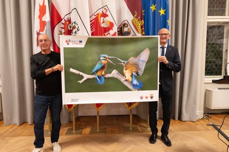 Dopo la presentazione della foto di copertina: (da sinistra) Il fotografo Fernando Tait con il presidente dell'Euregio e del Tirolo Anton Mattle (Foto: Land Tirol/Sedlak)