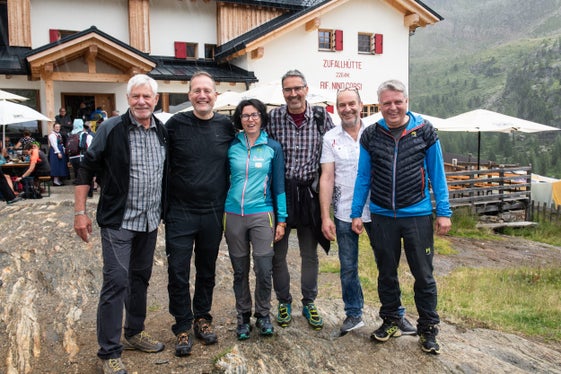 Apertura ufficiale della stagione dei rifugi (da sinistra): lo storico Sebastian Marseiler, l'assessore provinciale Massimo Bessone, la vicesindaca di Martell Heidi Gamper, il presidente della Provincia Arno Kompatscher, il gestore Uli Müller e il sindaco di Martell Georg Altstätter (Foto: ASP/Ivo Corrá)