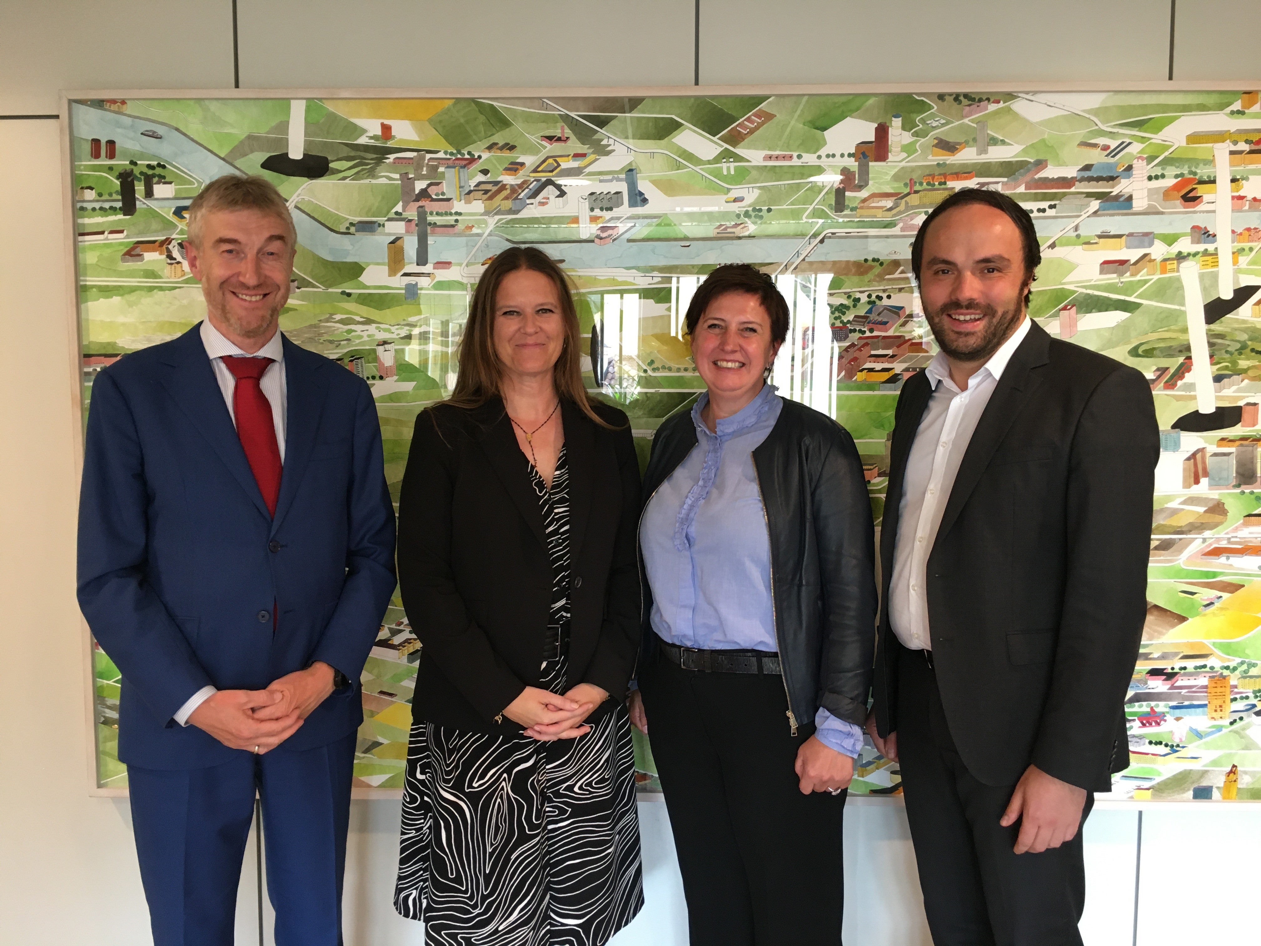 Seit Ende Mai ist Judith Gögele Schmid (3.v.l.) die neue VVB-Präsidentin: Im Bild (v.l.) mit Vize-VBB-Präsident Alexander Gasser, Intendantin Irene Girkinger und Landesrat Philipp Achammer. (Foto: LPA/Nicole Abler)