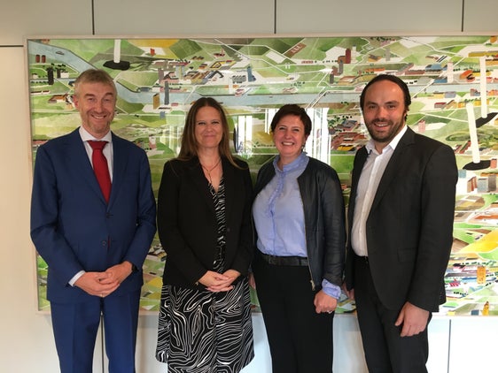 Seit Ende Mai ist Judith Gögele Schmid (3.v.l.) die neue VVB-Präsidentin: Im Bild (v.l.) mit Vize-VBB-Präsident Alexander Gasser, Intendantin Irene Girkinger und Landesrat Philipp Achammer. (Foto: LPA/Nicole Abler)