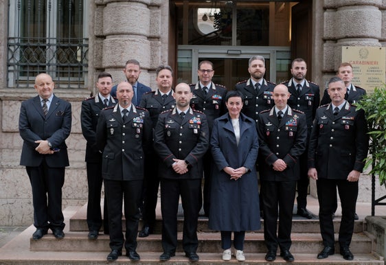 Landesrätin Ulli Mair sucht das Gespräch und den Austausch mit den Sicherheitskräften im Land. Am Donnerstag traf sie den Landeskommandanten der Carabinieri, Oberst Raffaele Rivola (im Bild rechts neben Ulli Mair) und die Kommandanten der Carabinierikompanien und einiger in Bozen stationierten Einheiten. (Foto: LPA/Lukas Forer)